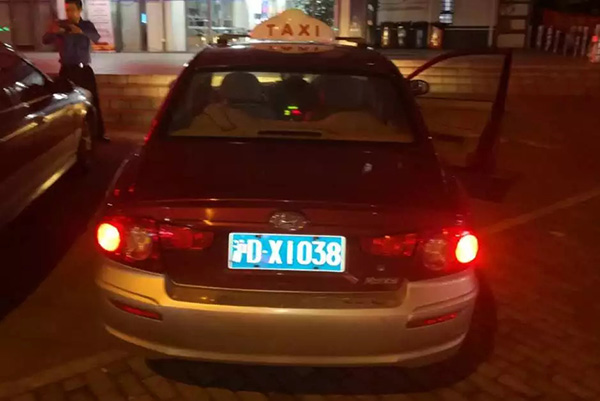 出租統(tǒng)一亮紅色“電調(diào)”燈查非法客運(yùn)，上海創(chuàng)建路查方法查獲9輛克隆車