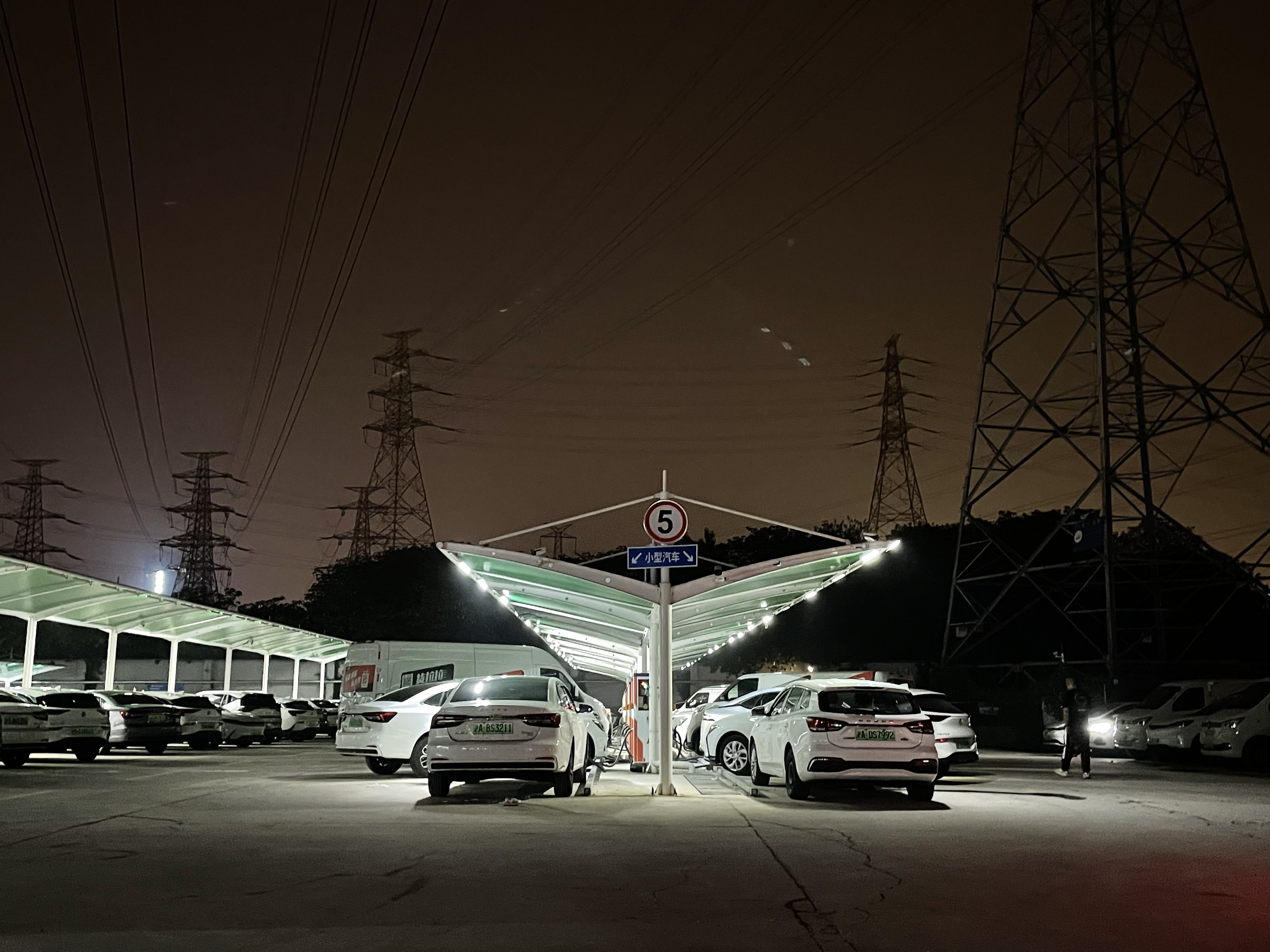 網(wǎng)約車司機(jī)，“卷”在車流里