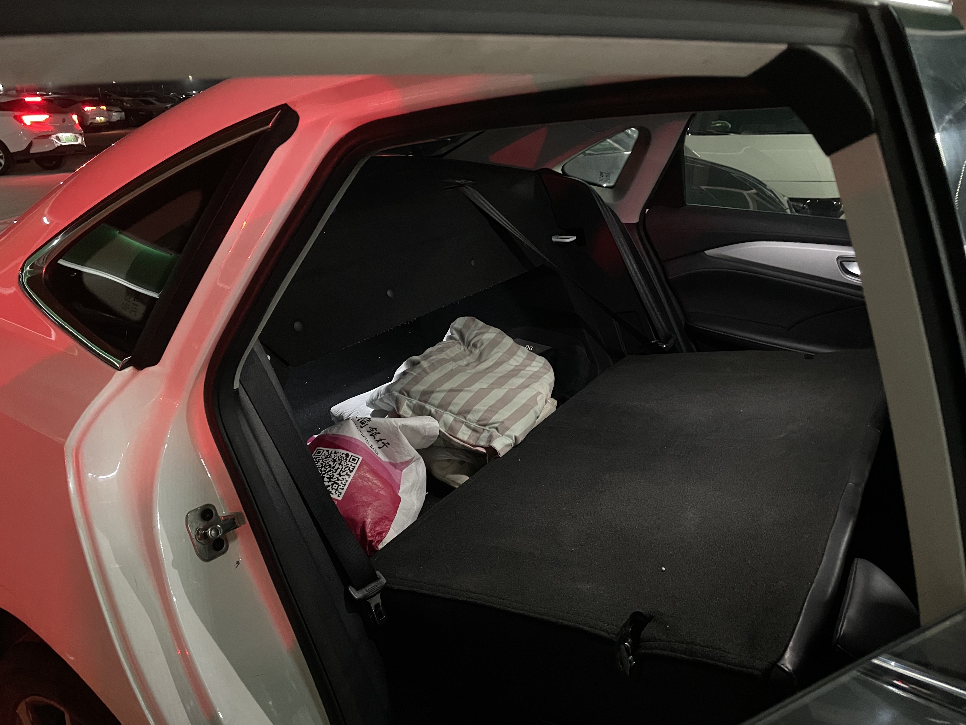 網(wǎng)約車司機(jī)，“卷”在車流里