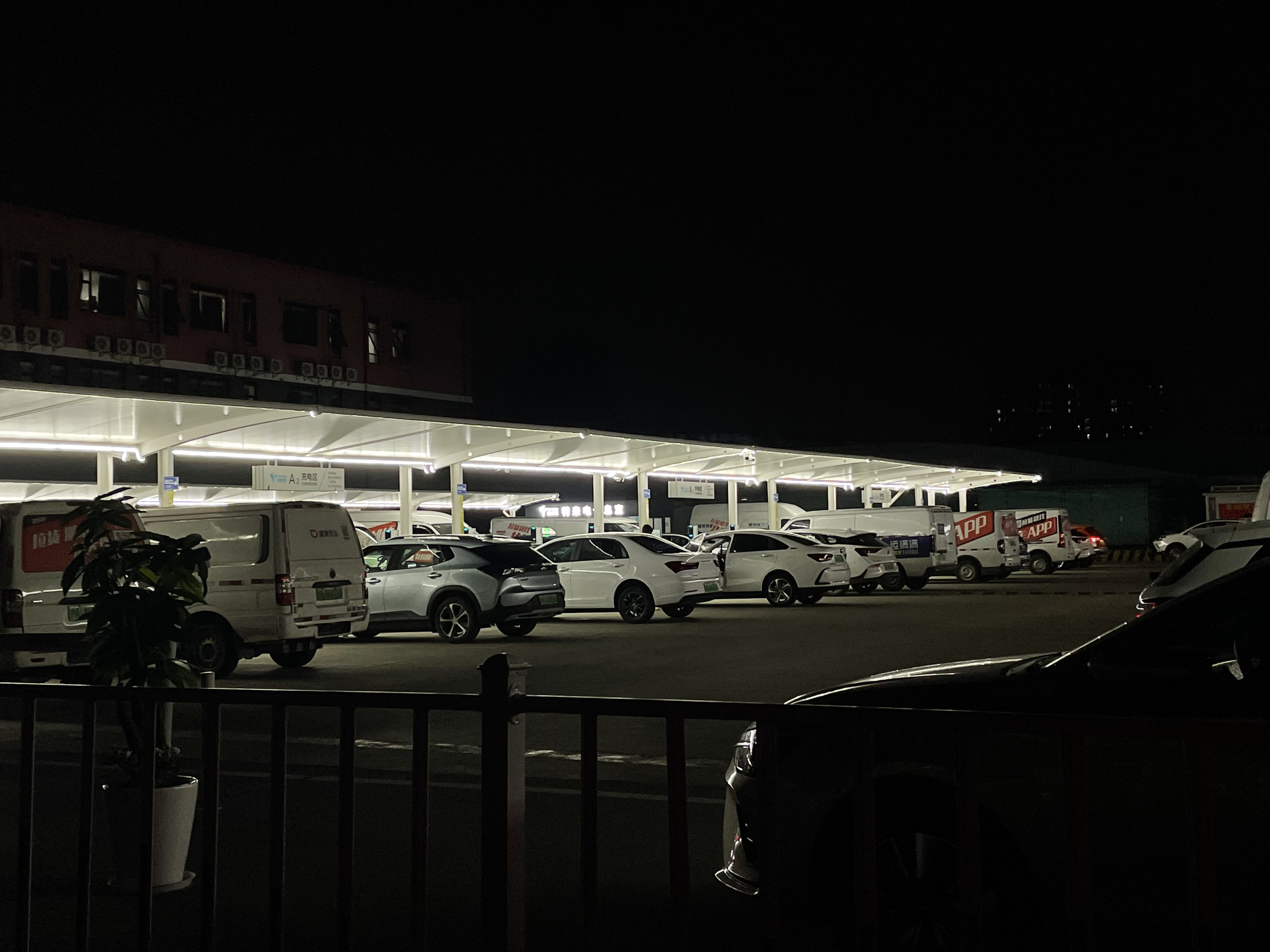 網(wǎng)約車司機(jī)，“卷”在車流里